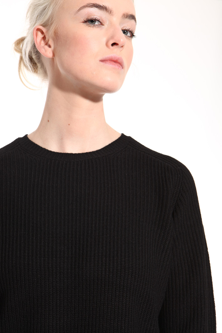 Wool sweater with feathers
Intrend Wool sweater with feathers
Intrend