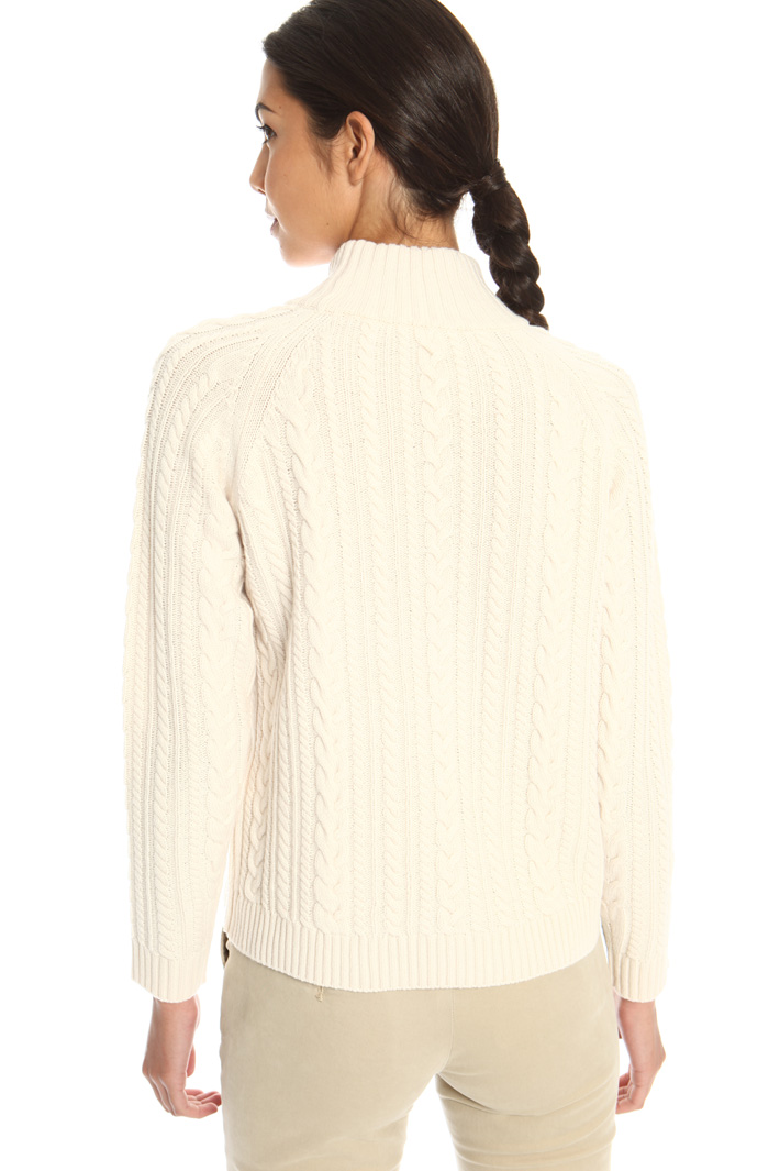 Knitted plait sweater
Intrend Knitted plait sweater
Intrend