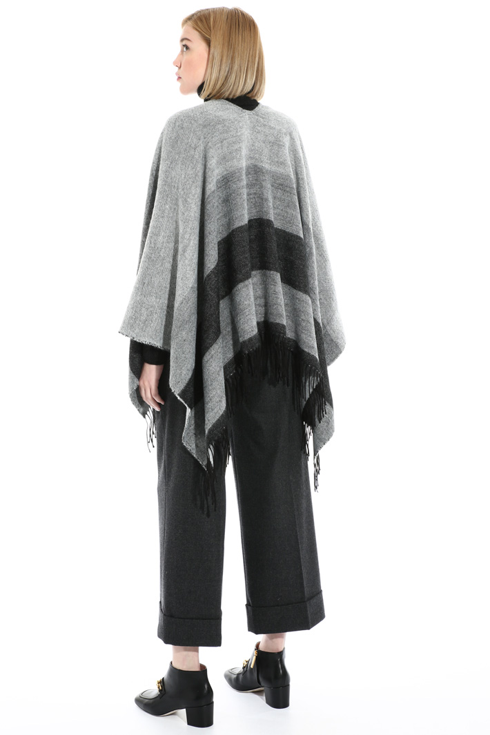 Soft fringed poncho Intrend Soft fringed poncho Intrend