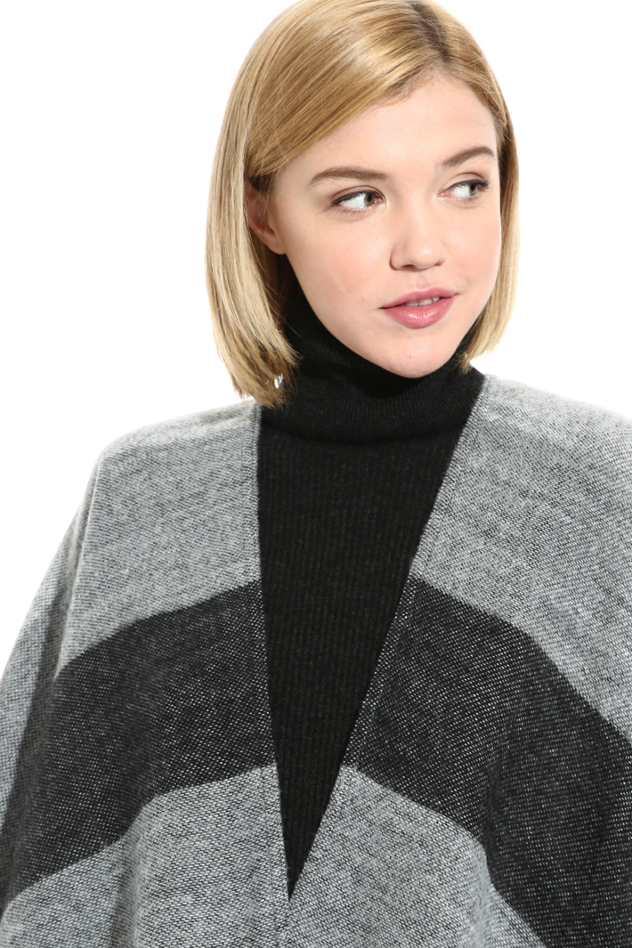 Soft fringed poncho Intrend Soft fringed poncho Intrend