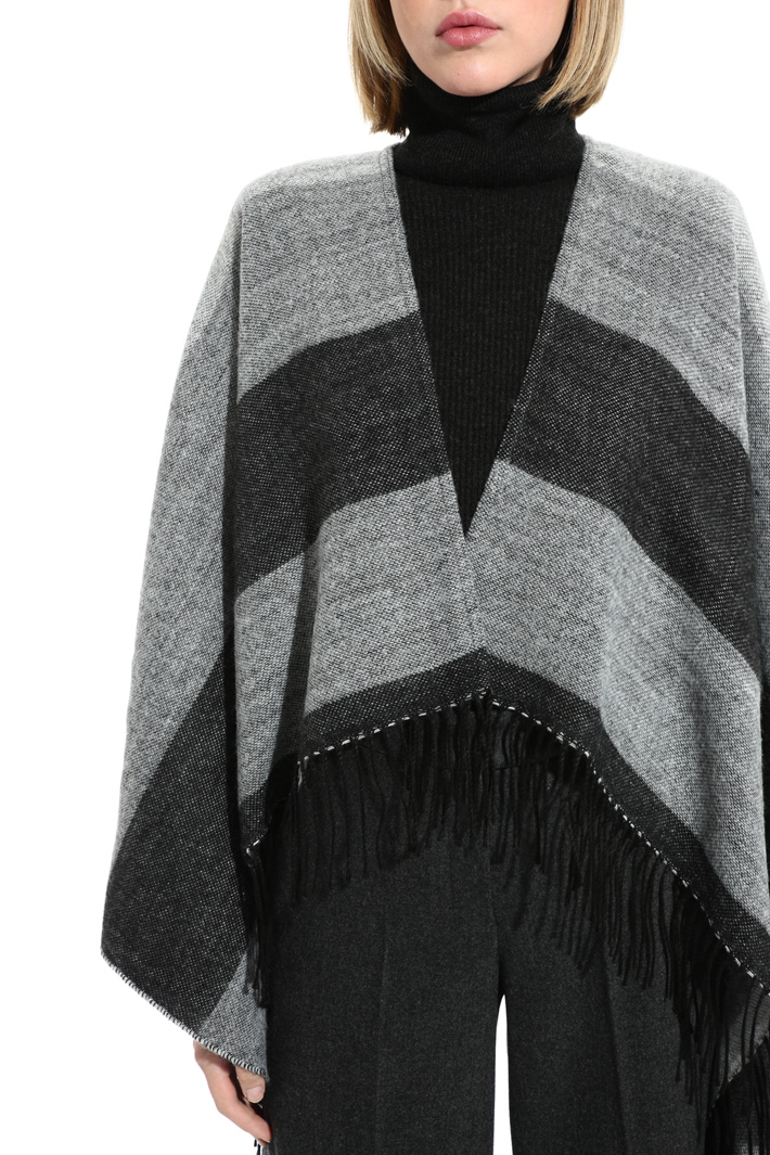 Soft fringed poncho Intrend Soft fringed poncho Intrend