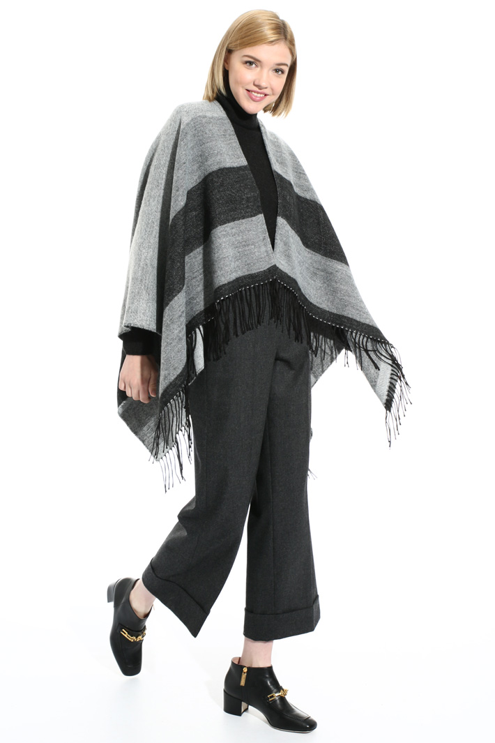 Soft fringed poncho Intrend Soft fringed poncho Intrend