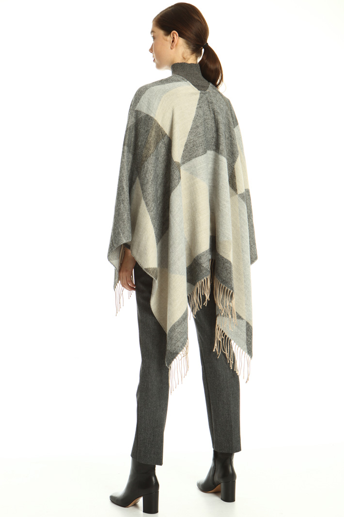 Soft fringed poncho Intrend Soft fringed poncho Intrend
