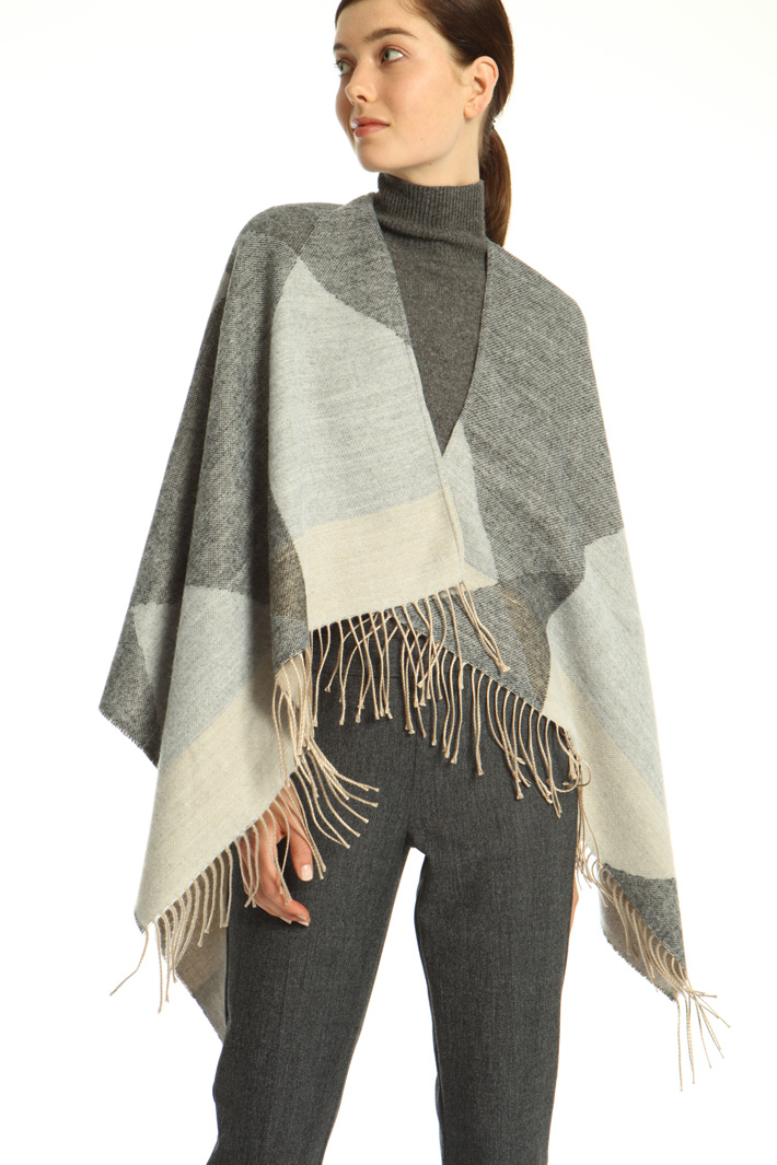 Soft fringed poncho Intrend Soft fringed poncho Intrend