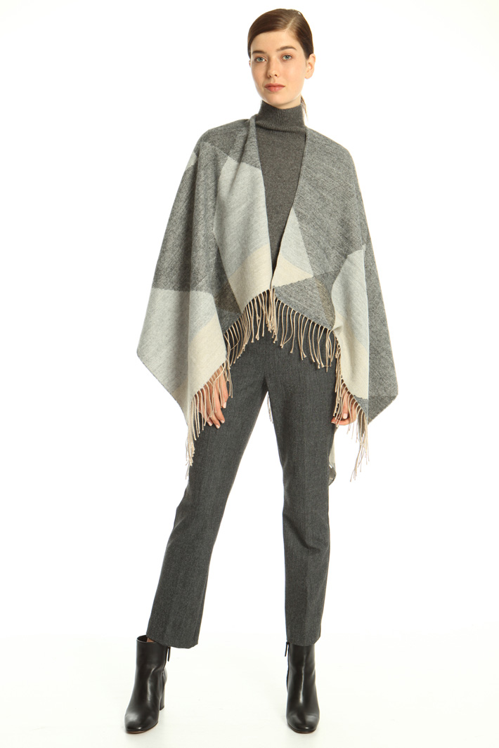 Soft fringed poncho Intrend Soft fringed poncho Intrend