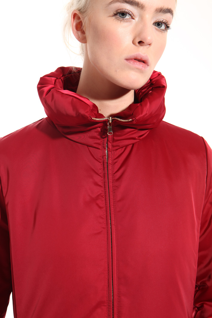 Down jacket in shiny fabric
Intrend Down jacket in shiny fabric
Intrend