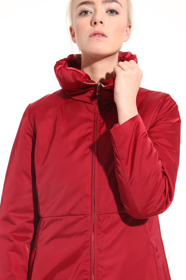 Down jacket in shiny fabric
Intrend Down jacket in shiny fabric
Intrend