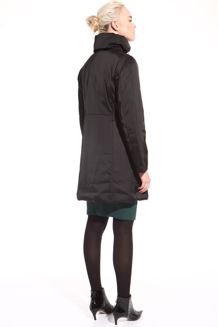 Down jacket in shiny fabric
Intrend Down jacket in shiny fabric
Intrend