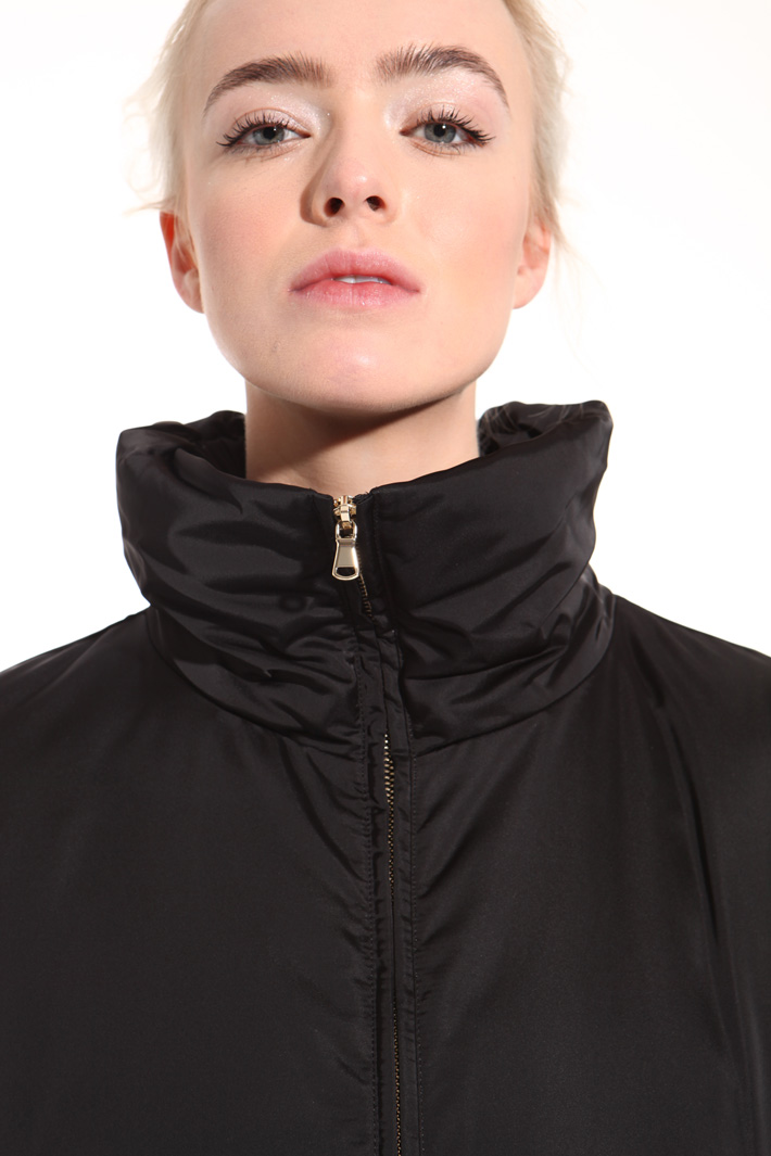 Down jacket in shiny fabric
Intrend Down jacket in shiny fabric
Intrend