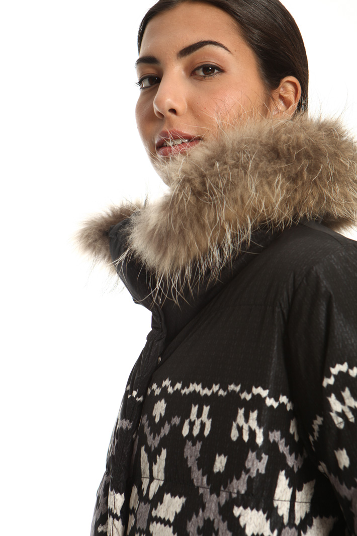 Printed canvas down jacket
Intrend Printed canvas down jacket
Intrend