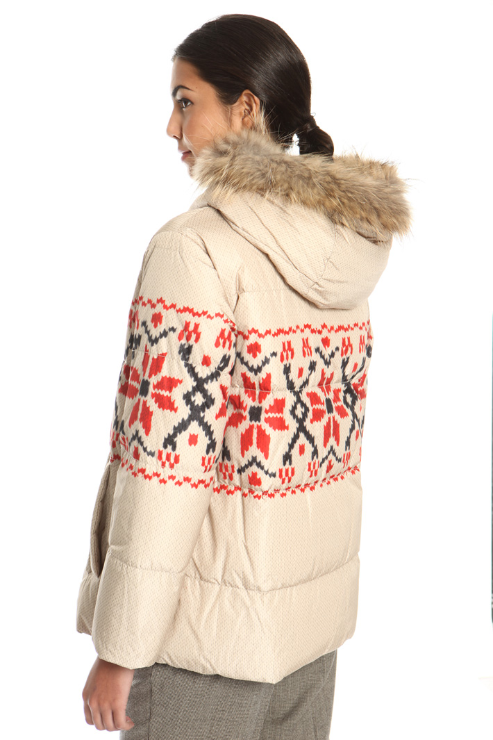 Printed reversible jacket
Intrend Printed reversible jacket
Intrend