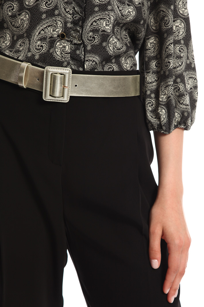 Laminated faux-leather belt
Intrend Laminated faux-leather belt
Intrend