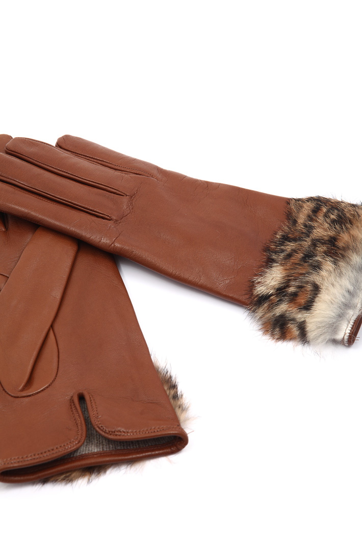 Gloves with fur trim
Intrend Gloves with fur trim
Intrend