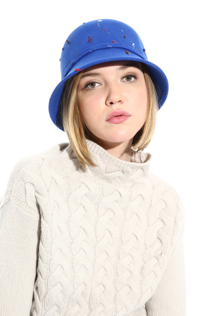 Cloche hat with embroidery
Intrend Cloche hat with embroidery
Intrend