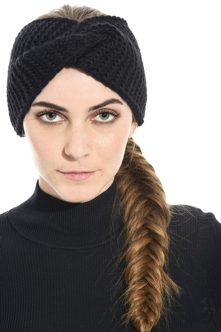 Knit hat with knot Intrend Knit hat with knot Intrend