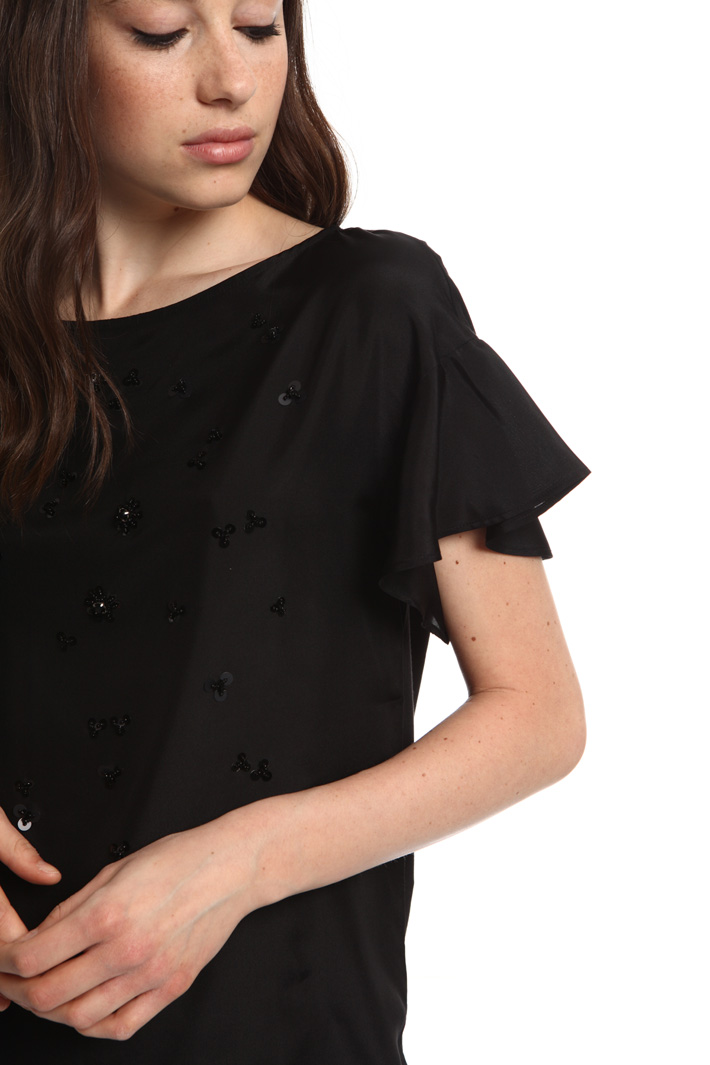 Top in embroidered silk
Intrend Top in embroidered silk
Intrend