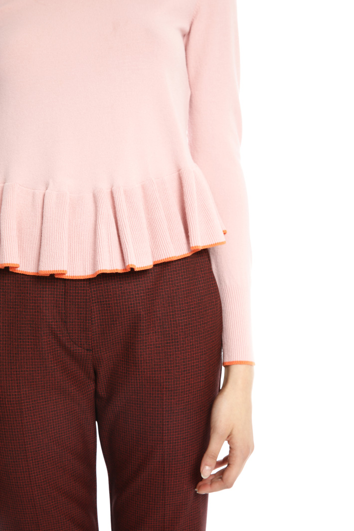 Ruffled hem sweater Intrend Ruffled hem sweater Intrend