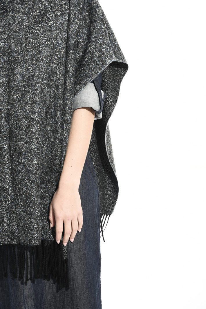 Soft fringed poncho Intrend Soft fringed poncho Intrend