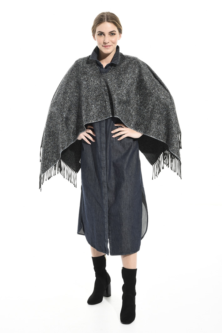 Soft fringed poncho Intrend Soft fringed poncho Intrend