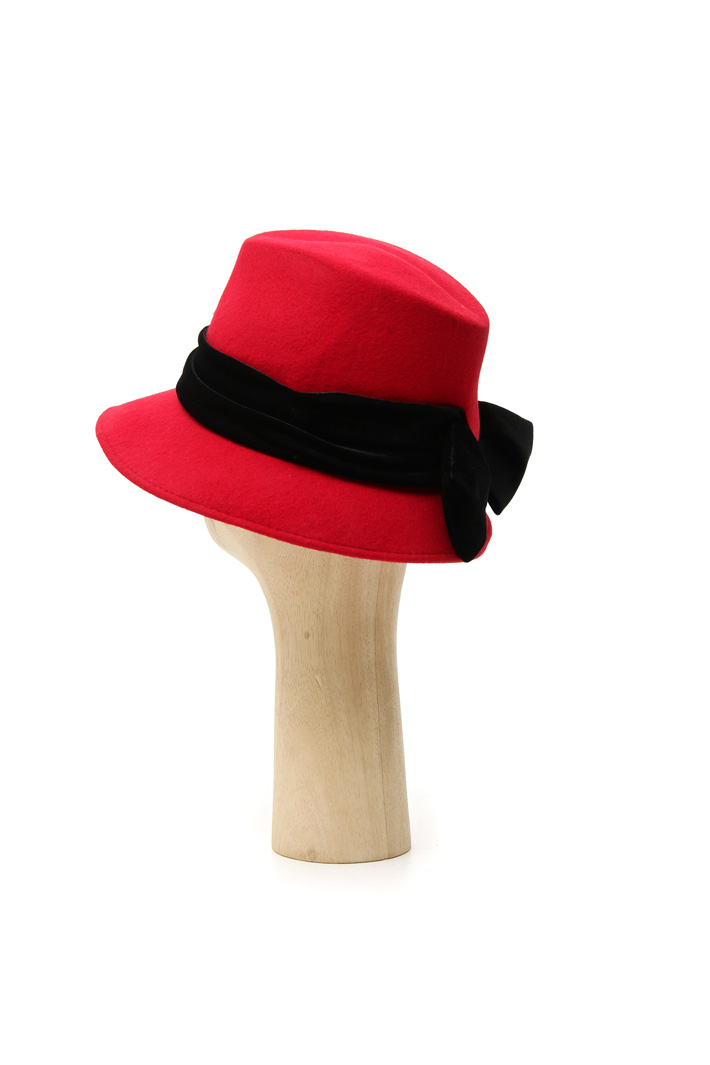 Hat with chenille ribbon Intrend Hat with chenille ribbon Intrend
