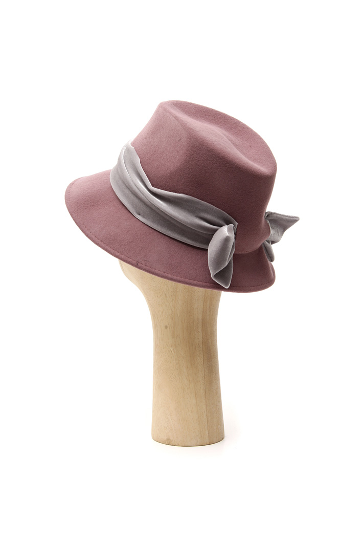 Hat with chenille ribbon Intrend Hat with chenille ribbon Intrend