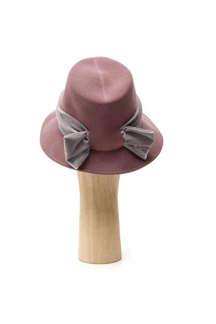 Hat with chenille ribbon Intrend Hat with chenille ribbon Intrend
