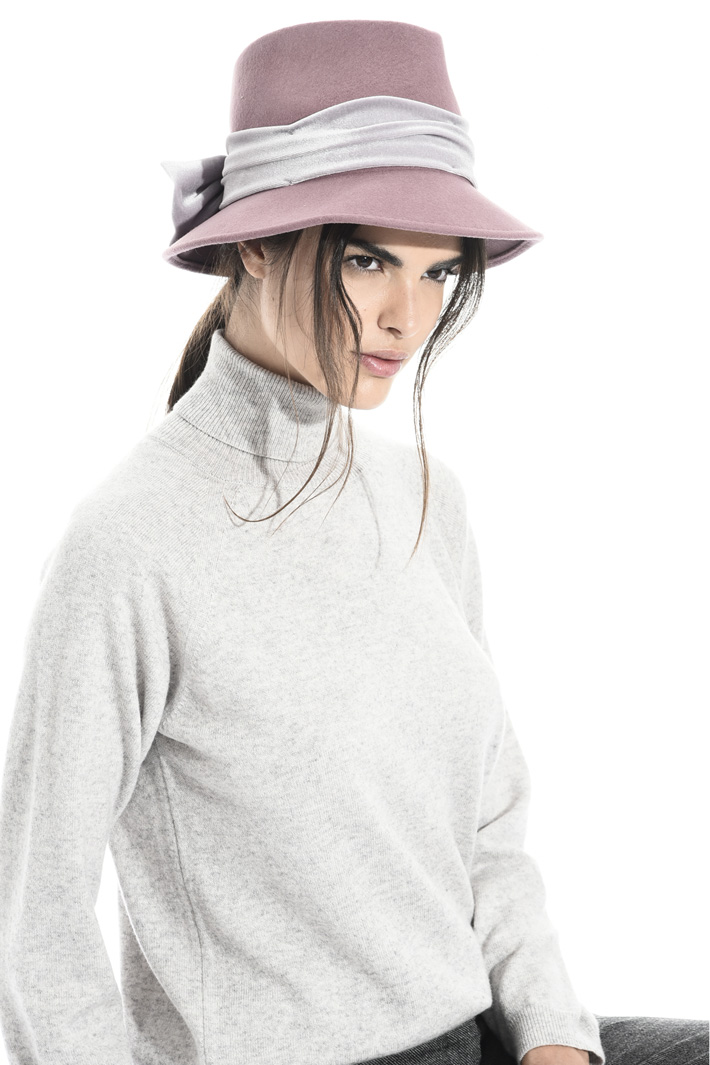 Hat with chenille ribbon Intrend Hat with chenille ribbon Intrend