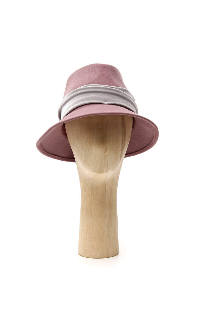 Hat with chenille ribbon Intrend Hat with chenille ribbon Intrend