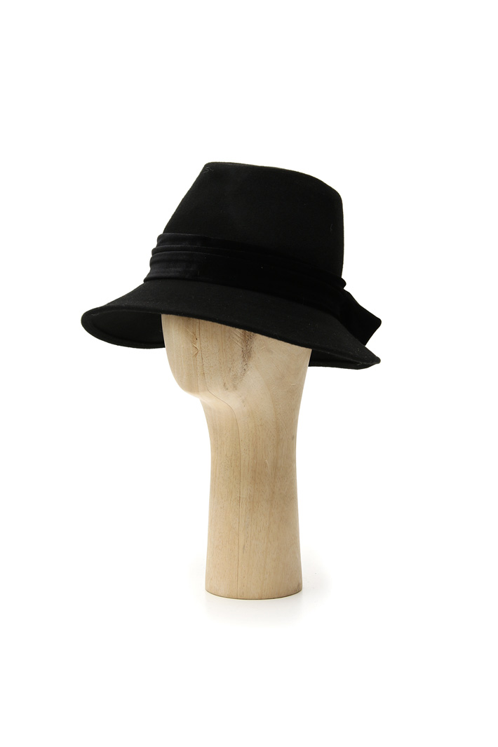 Hat with chenille ribbon Intrend Hat with chenille ribbon Intrend
