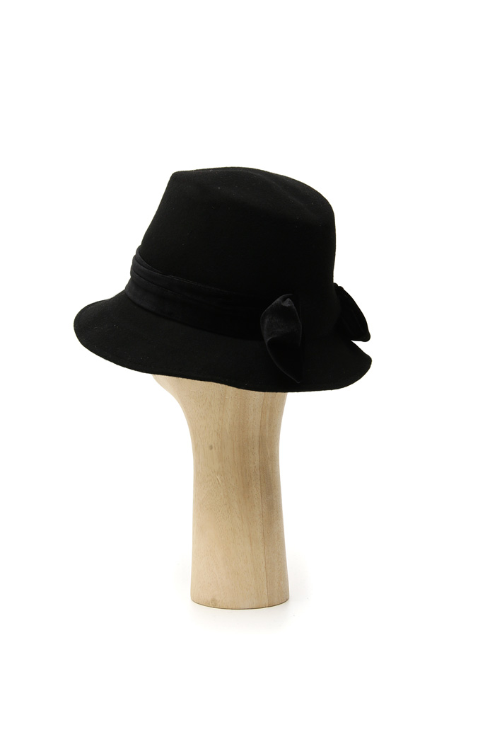 Hat with chenille ribbon Intrend Hat with chenille ribbon Intrend