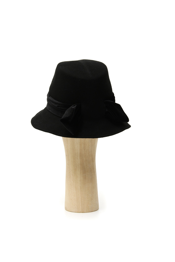 Hat with chenille ribbon Intrend Hat with chenille ribbon Intrend