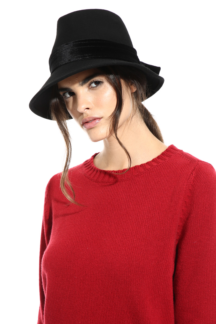 Hat with chenille ribbon Intrend Hat with chenille ribbon Intrend