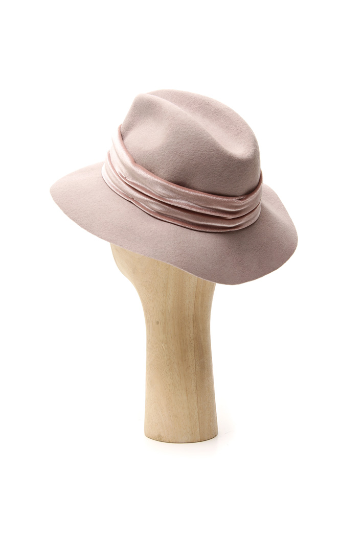 Hat with chenille band Intrend Hat with chenille band Intrend