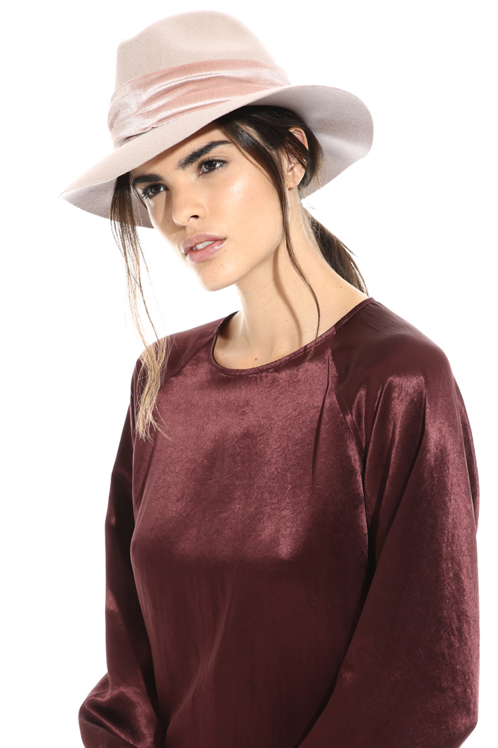 Hat with chenille band Intrend Hat with chenille band Intrend