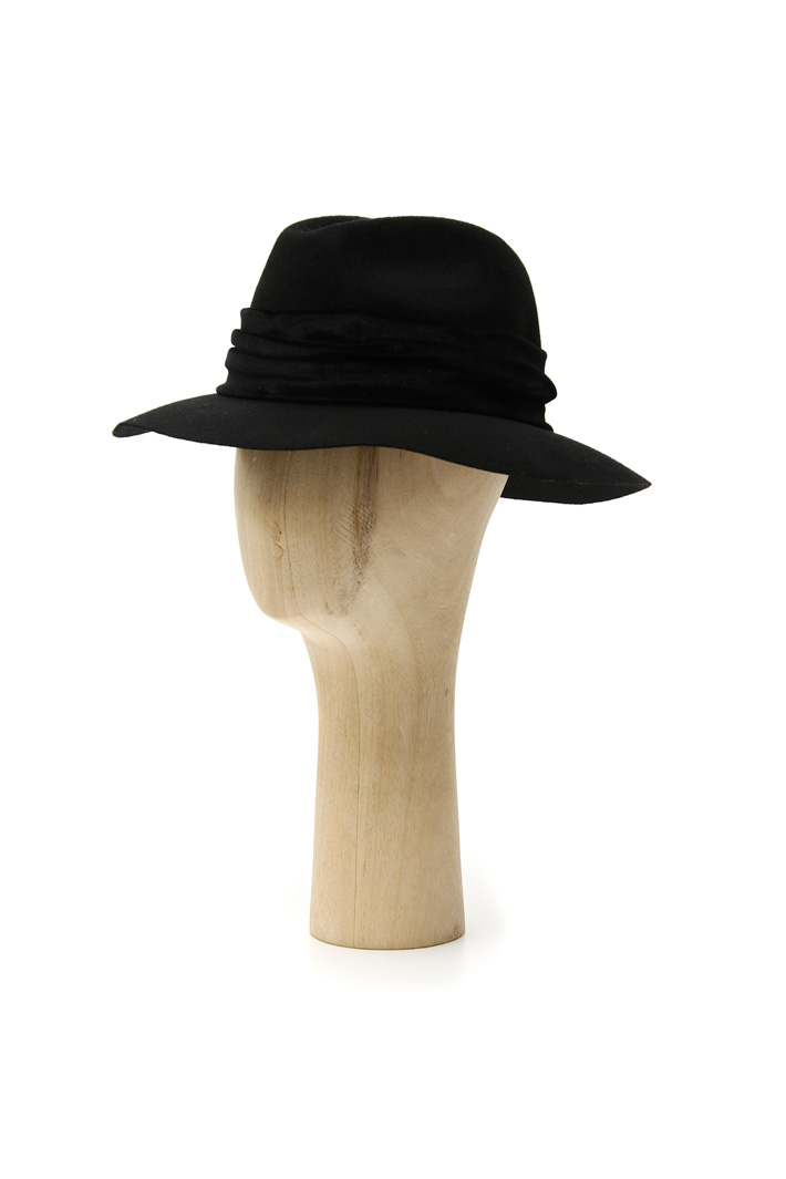 Hat with chenille band Intrend Hat with chenille band Intrend