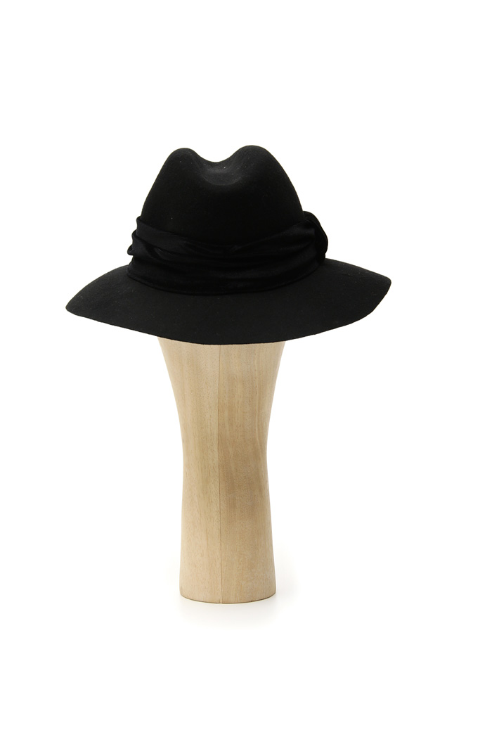 Hat with chenille band Intrend Hat with chenille band Intrend