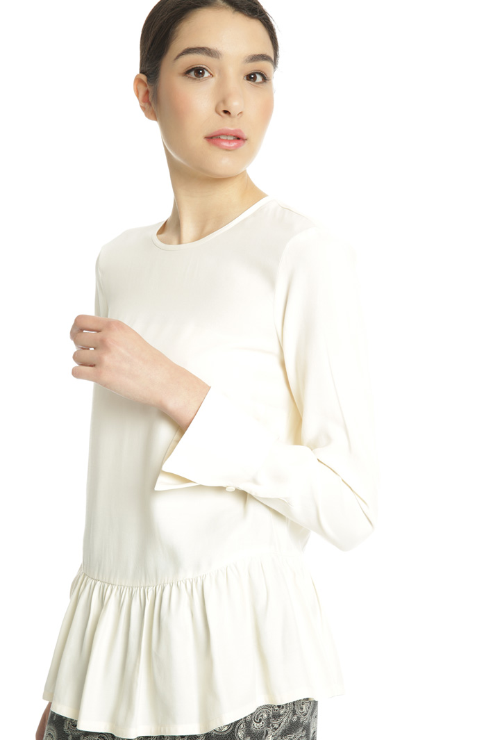 Viscose blouse with flounce
Intrend Viscose blouse with flounce
Intrend