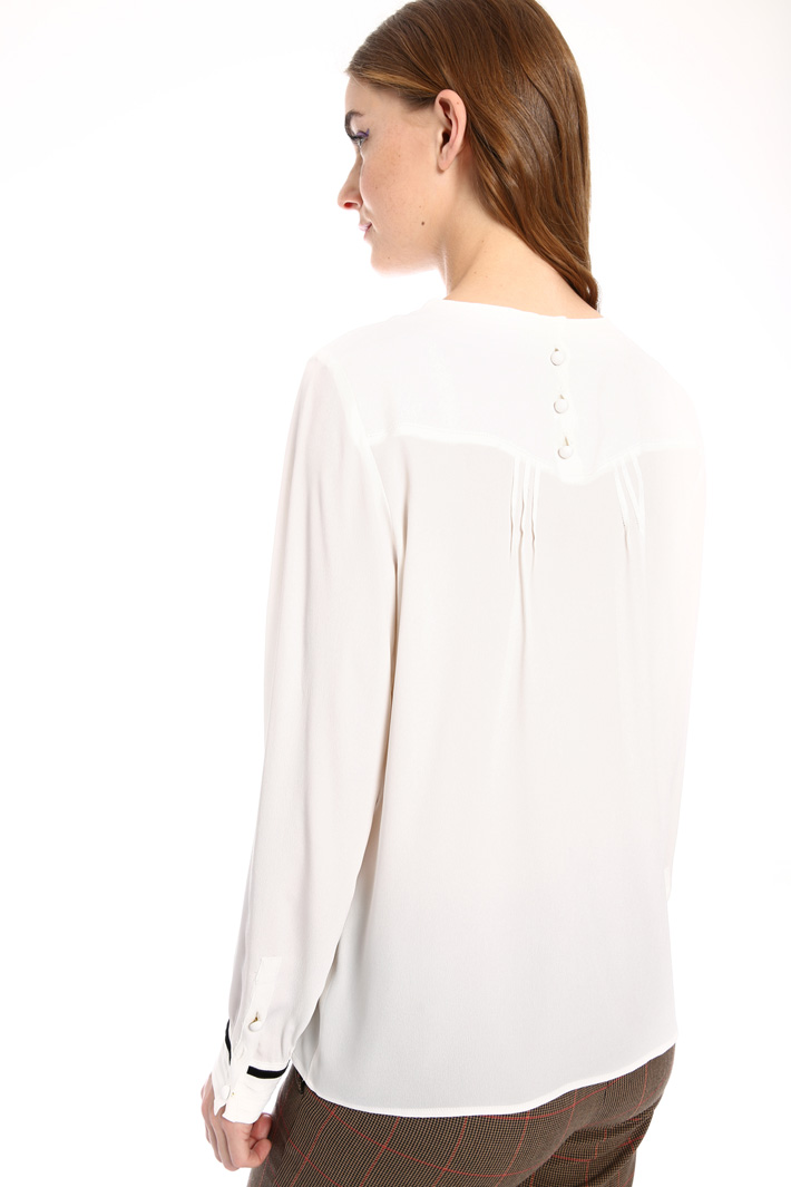 Crepe fabric blouse with cuffs Intrend Crepe fabric blouse with cuffs Intrend
