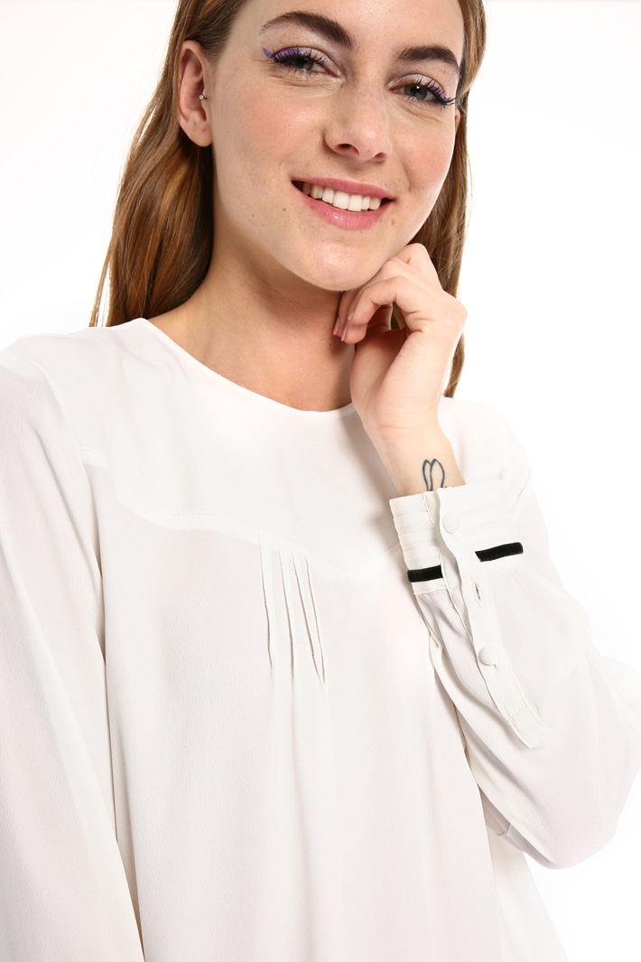 Crepe fabric blouse with cuffs Intrend Crepe fabric blouse with cuffs Intrend