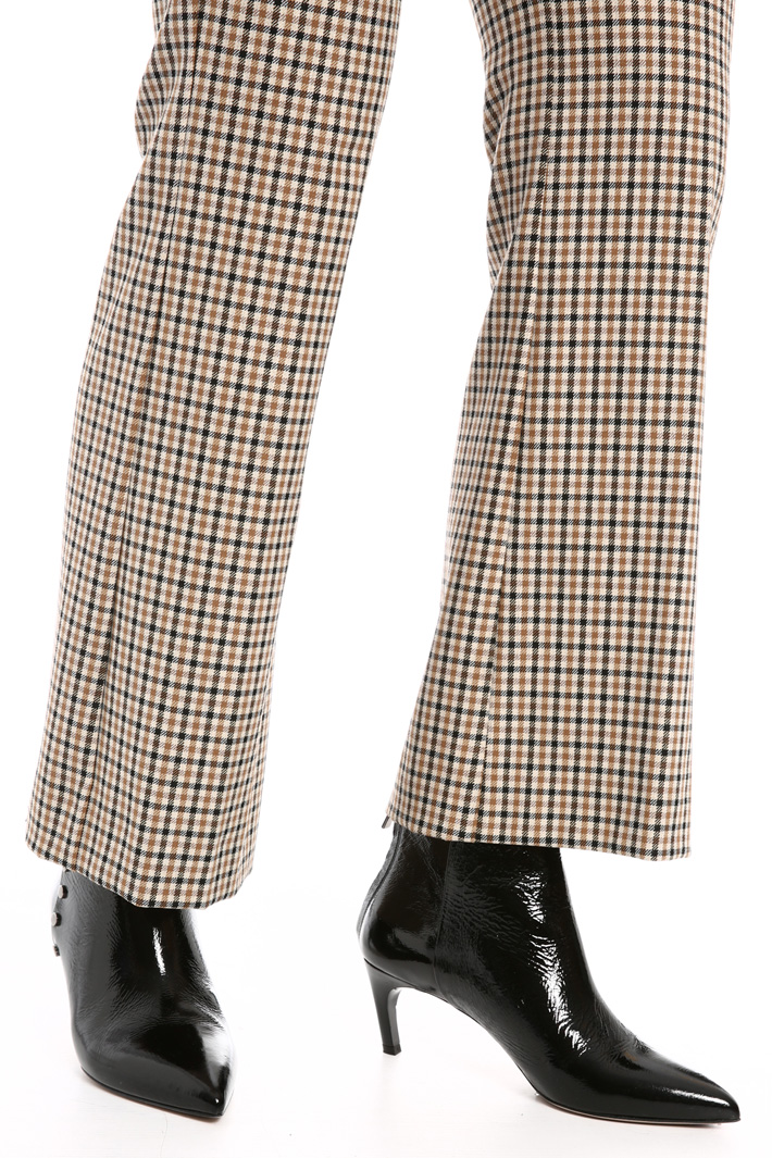 Gabardine flared trousers
Intrend Gabardine flared trousers
Intrend