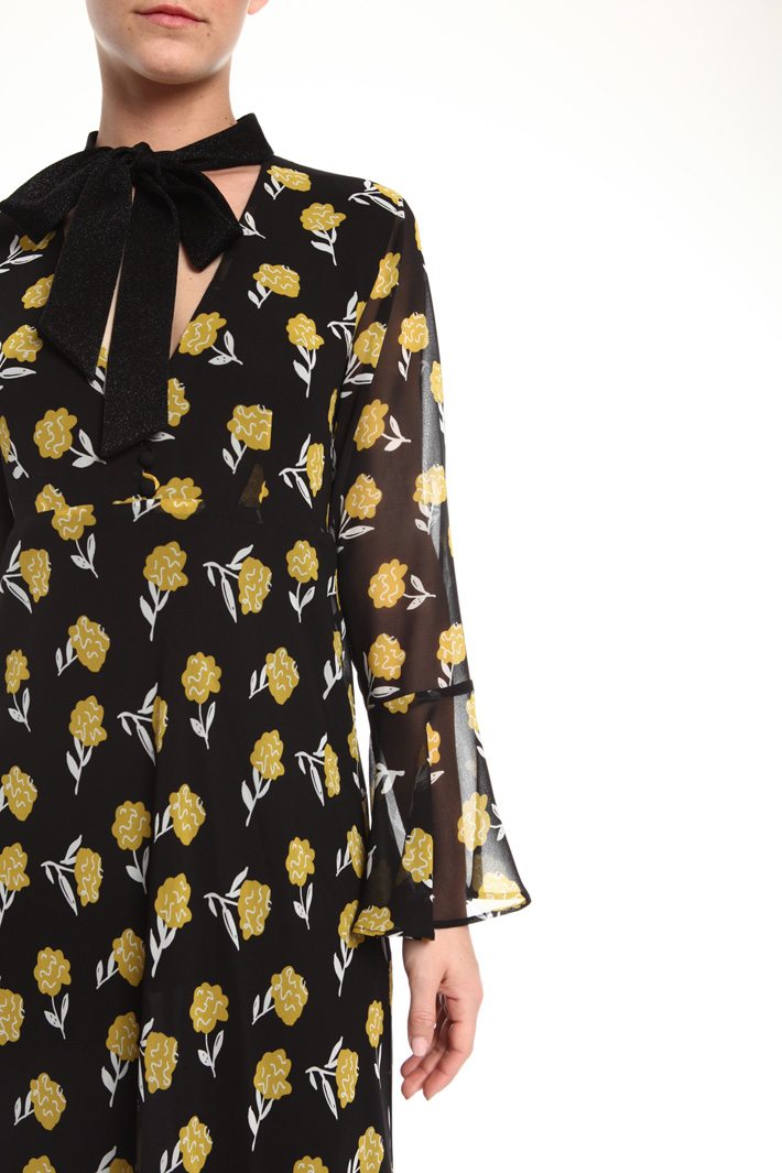 Scarf neck dress Intrend Scarf neck dress Intrend