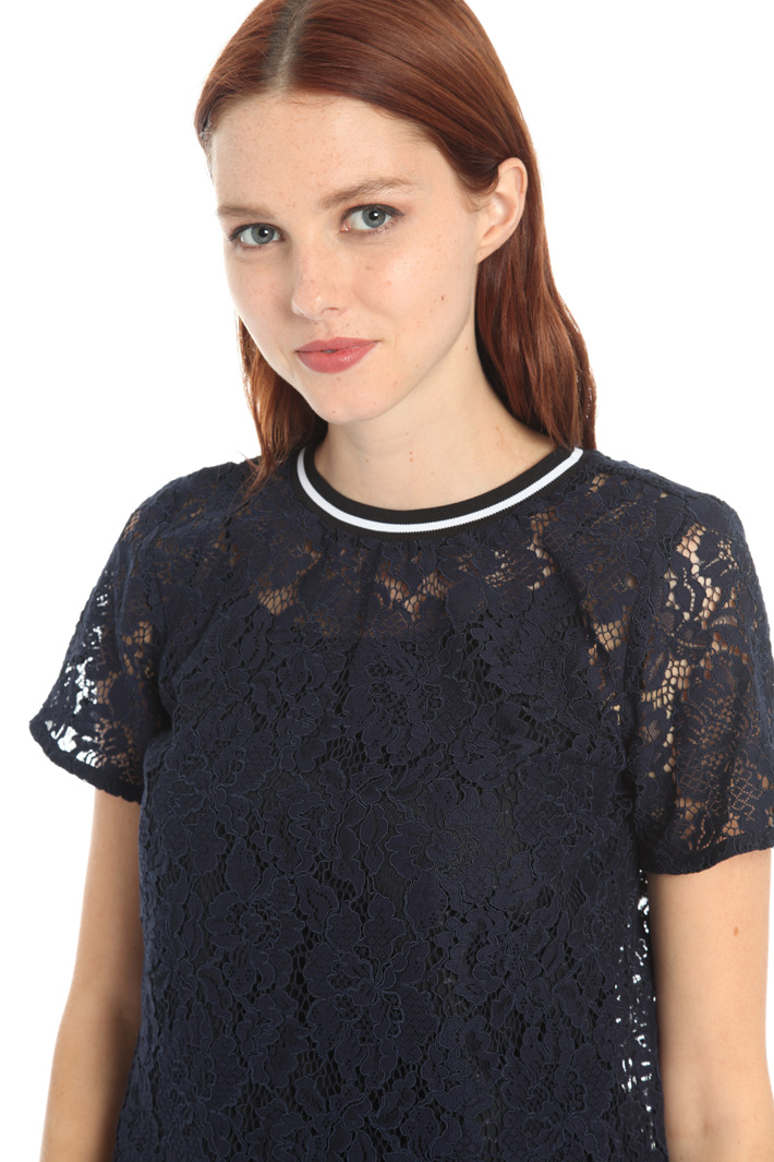 Embroidered T-shirt Intrend Embroidered T-shirt Intrend