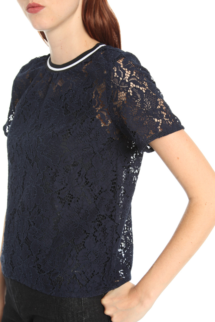 Embroidered T-shirt Intrend Embroidered T-shirt Intrend