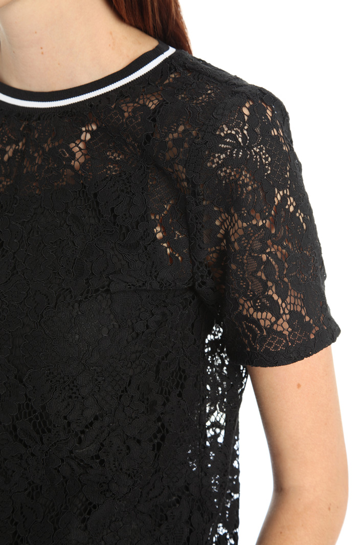 Embroidered T-shirt Intrend Embroidered T-shirt Intrend