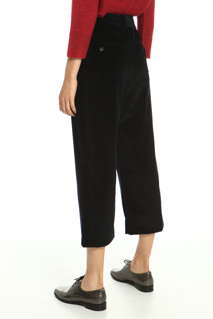 Cropped trousers in velvet Intrend Cropped trousers in velvet Intrend