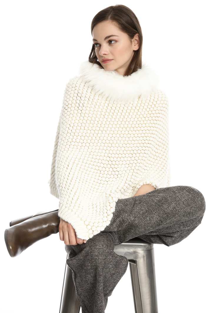 Wool blend yarn poncho Intrend Wool blend yarn poncho Intrend