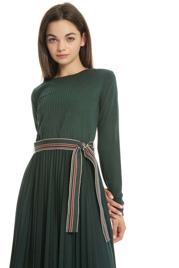 Abito midi in jersey plissé Intrend Abito midi in jersey plissé Intrend