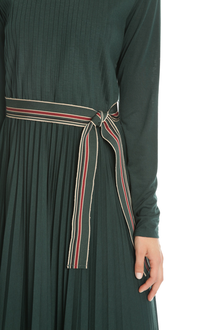 Abito midi in jersey plissé Intrend Abito midi in jersey plissé Intrend