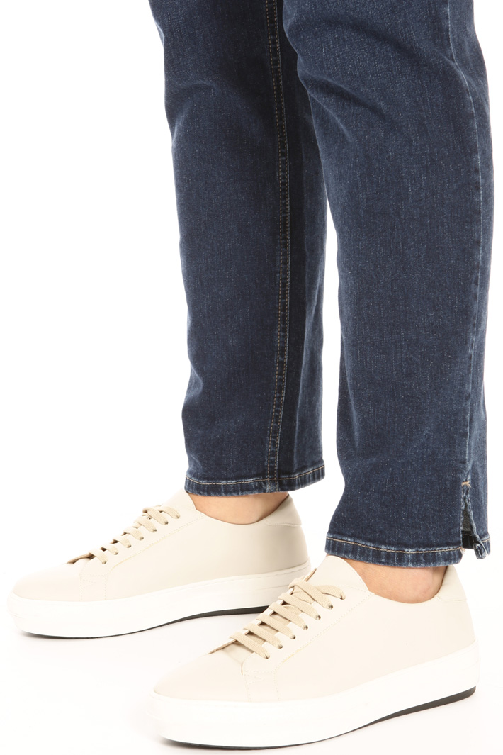 Semi-fitting denim trousers Intrend Semi-fitting denim trousers Intrend