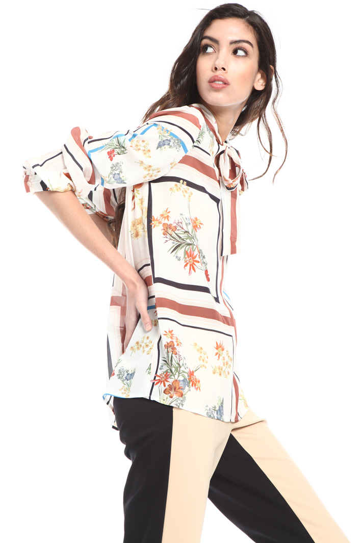 Round bottom silk crepe blouse Intrend Round bottom silk crepe blouse Intrend